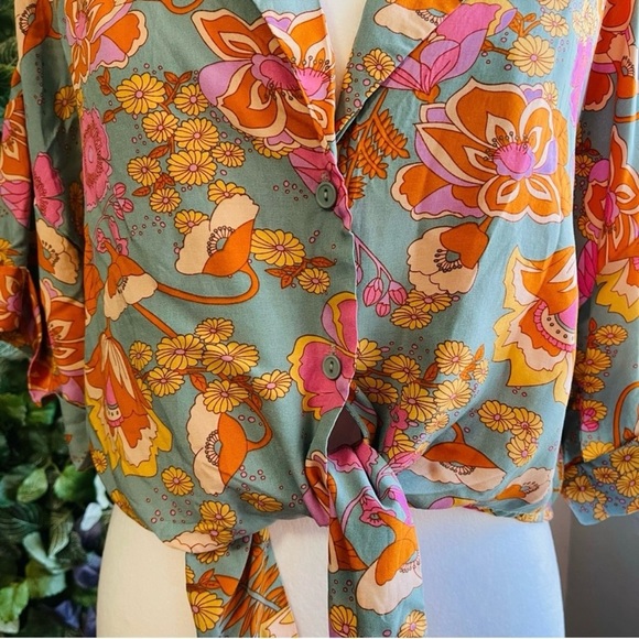 Women's spring/summer cropped flower print blouse with tie in the front - Picture 2 of 4